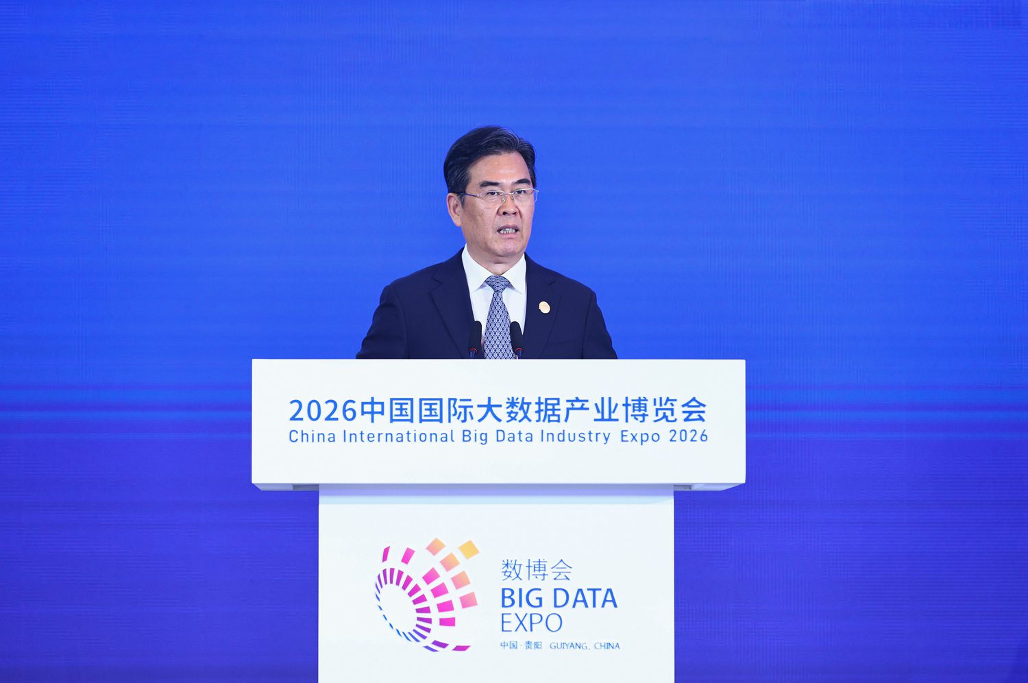 b222-----图为省委副书记、省长李炳军主持开幕式。天眼新闻记者 李森 摄.jpg