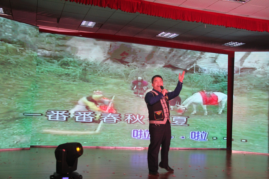 13、定位站许才万独唱《敢问路在何方》.JPG