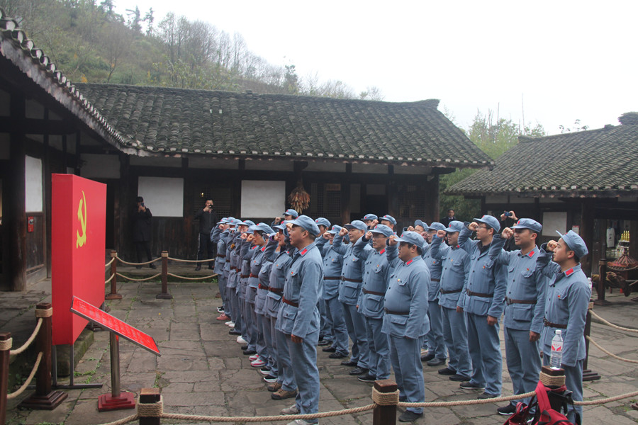 党员干部接受革命传统教育.jpg